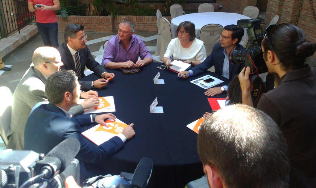 Luis Salvador y su equipo, durante la reunión mantenida hoy con el grupo municipal socialista