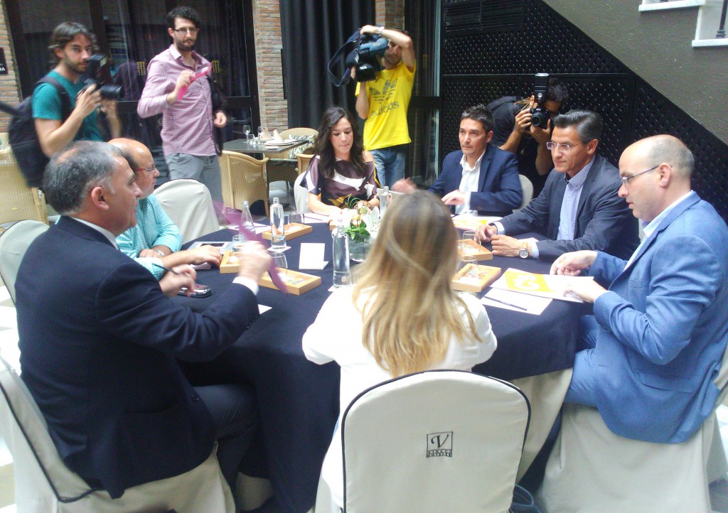 Luis Salvador y su equipo, durante la reunión mantenida hoy con representantes del PP