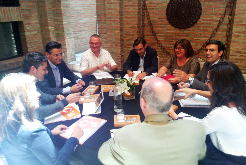 Luis Salvador y su equipo, junto a los representantes del PSOE en la segunda reunión mantenida por ambos partidos