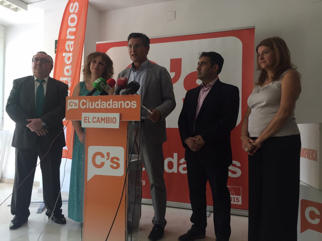 Luis Salvador, junto a los candidatos del 2 al 5 de Ciudadanos Granada al Congreso