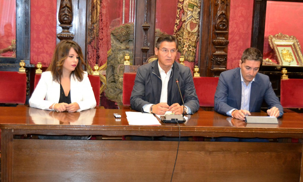 Lorena Rodríguez, Luis Salvador y Manuel Olivares informan sobre asuntos relacionados con Santa Adela