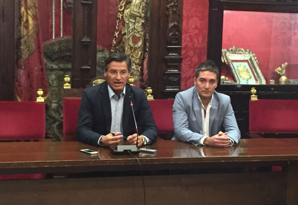 Luis Salvador y Manuel Olivares, hoy, en rueda de prensa