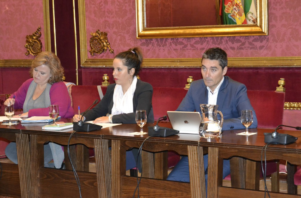 Lorena Rodríguez y Manuel Olivares durante la rueda de prensa