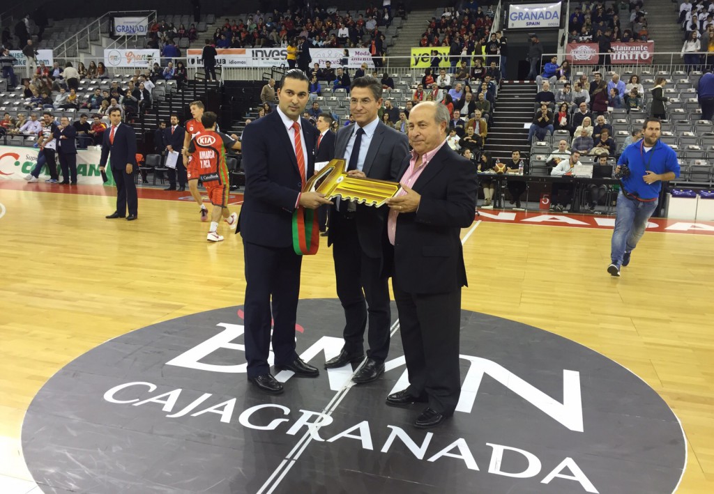 Luis Salvador y el alcalde recogen la llave de cesión del Palacio de Deportes a la Fundación CB Granada
