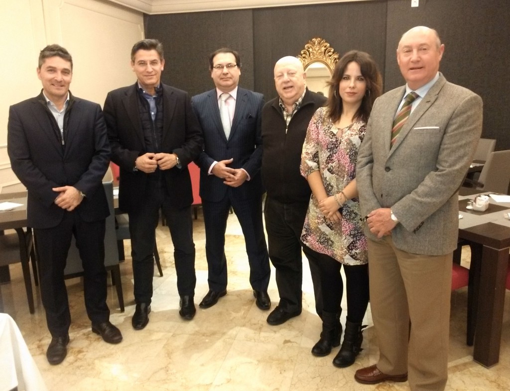 Los concejales de Ciudadanos junto a representantes de la Federación de Hostelería y Turismo