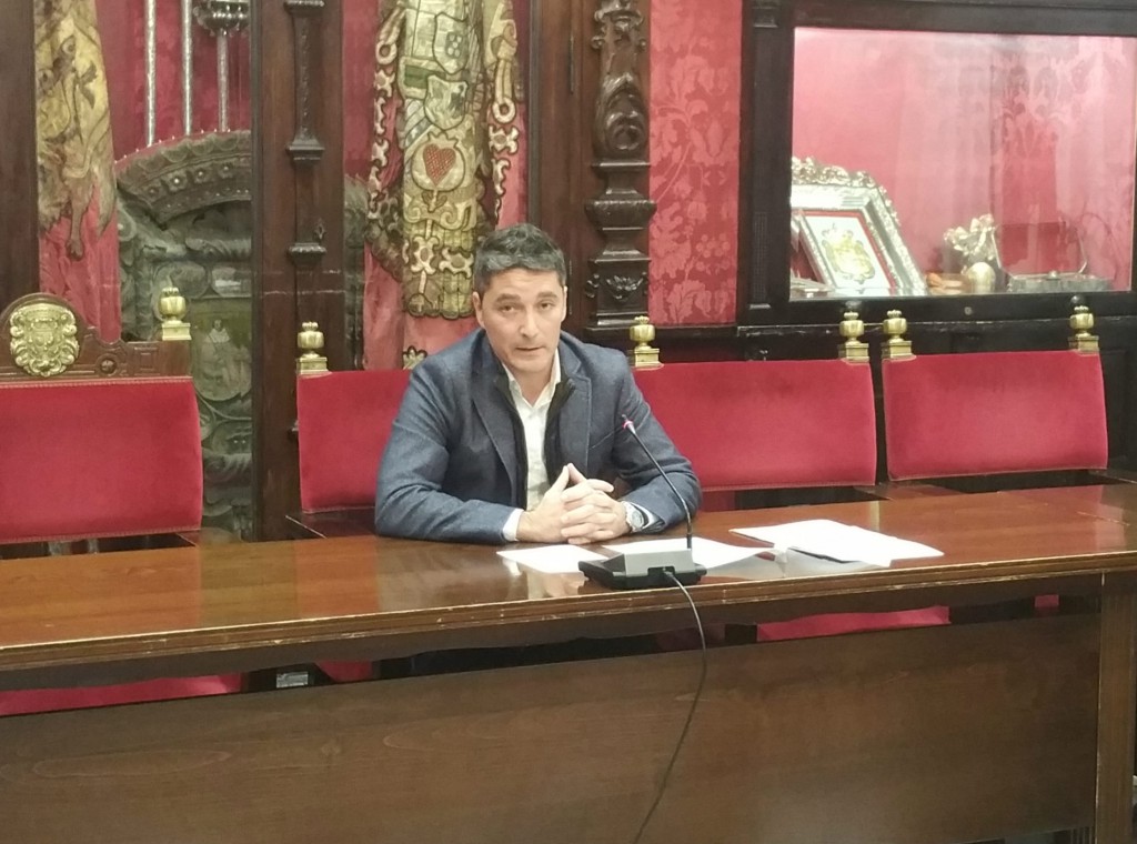Manuel Olivares durante la rueda de prensa sobre ocupación de la vía pública