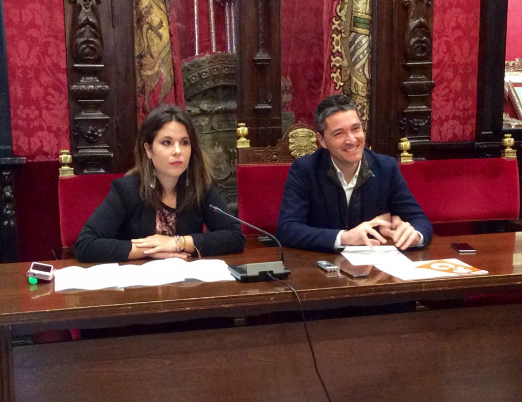 Los concejales de Ciudadanos Lorena Rodríguez y Manuel Olivares, en rueda de prensa