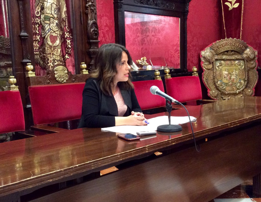 La concejal Lorena Rodríguez habla de EMUCESA en rueda de prensa