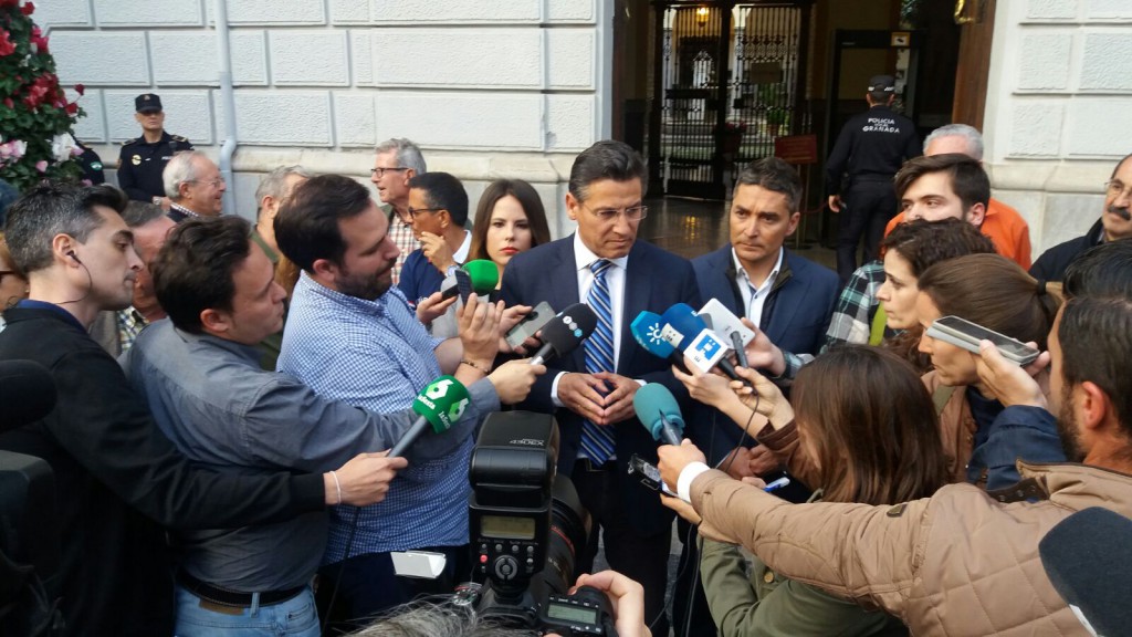 Luis Salvador, ayer, atendiendo a los medios en la puerta del Ayuntamiento de Granada