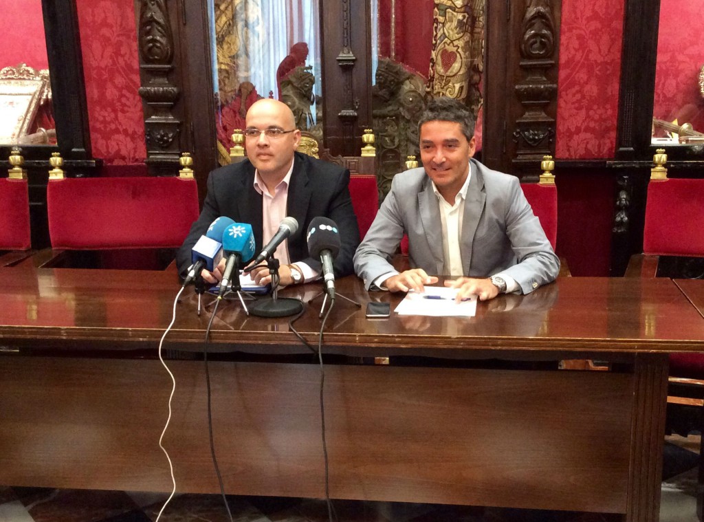 Los concejales Raúl fernández y Manuel Olivares en rueda de prensa