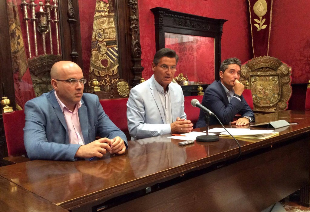 Raúl Fernández, Luis Salvador y Manuel Olivares, en rueda de prensa