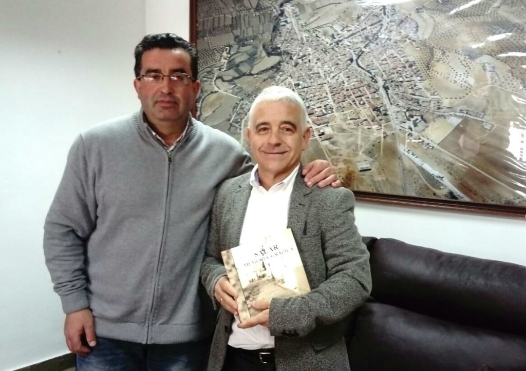 José Antonio Funes junto al alcalde de Salar